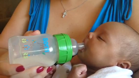 breastfeeding and bottle feeding newborn
